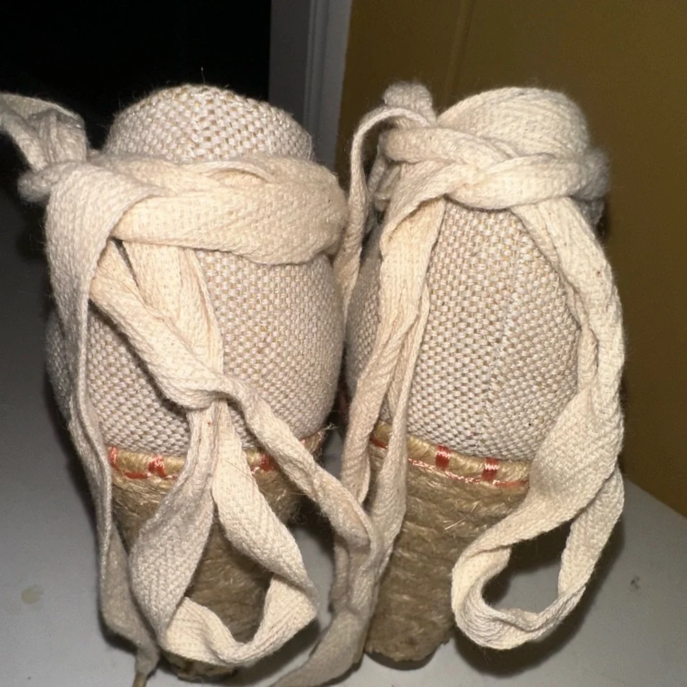 JustFab Women's Coral Espadrilles size 7. (106)